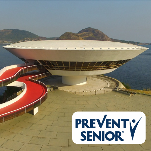 Rede de atendimento Prevent Senior Mais RJ e Niterói com vista para o Museu de Arte Contemporânea MAC ao fundo.